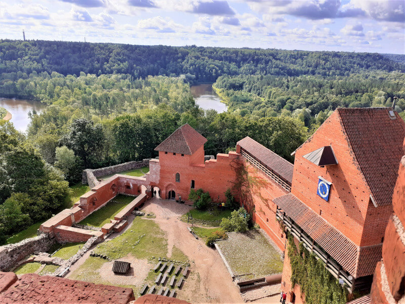 Turaida-castle-tour-Latvia-local-guide-Agnieska-Kasinska_guideinvilnius.com